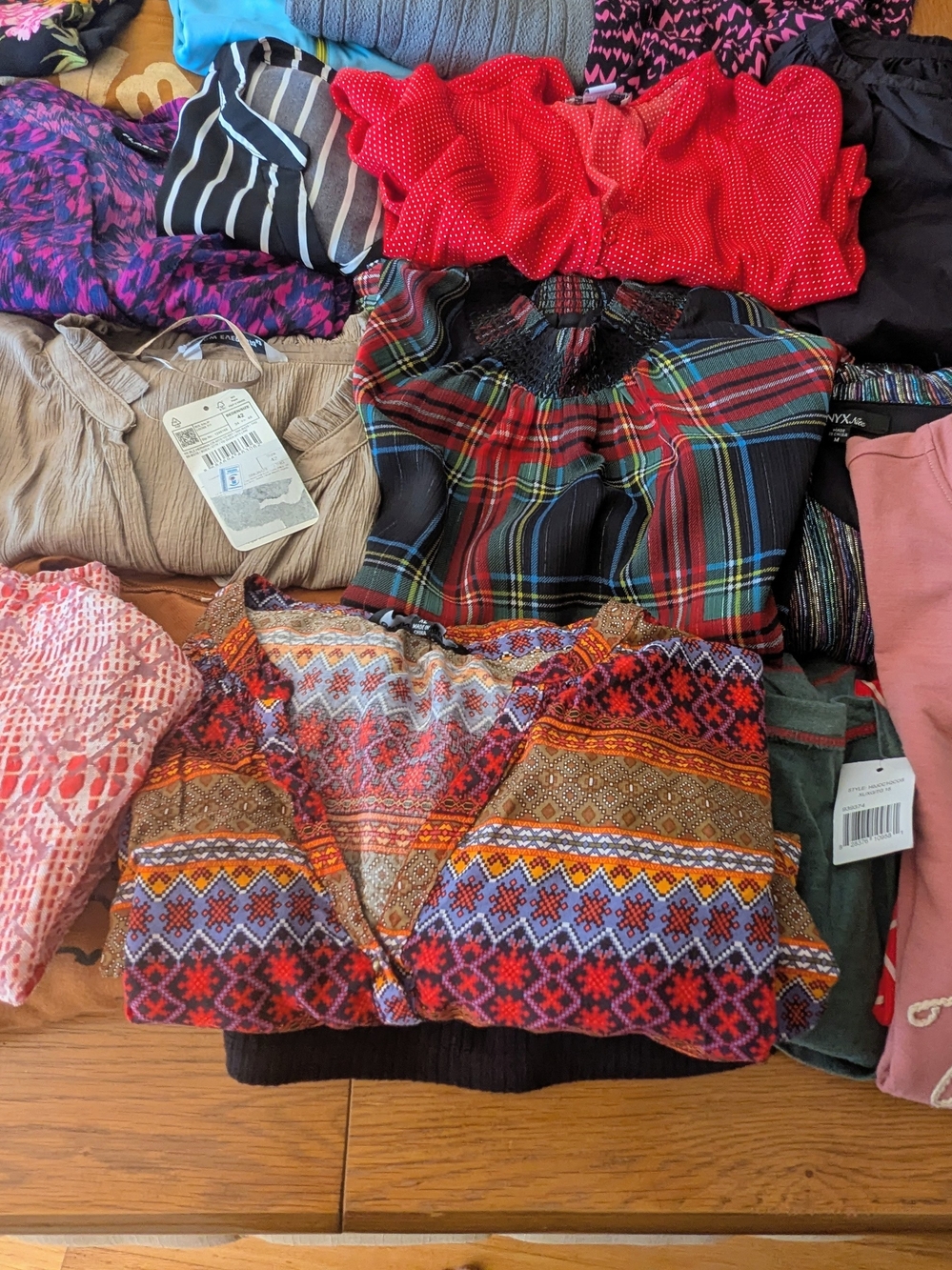 Lot of 21 Women's Top XL,L,M. Old Navy,Other Brands. Excellent,Great NWT. Bundle